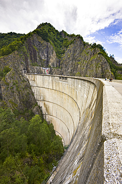 Lacul Vidraru with dam, barrage in the Fagars Mountains, part of the Carpathian Mountains, Europe, Eastern Europe, Romania