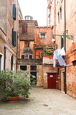 Scola Canton sinagogue in Campo del Ghetto Novo square, Jewish Ghetto of Venice, Veneto, Italy, Europe