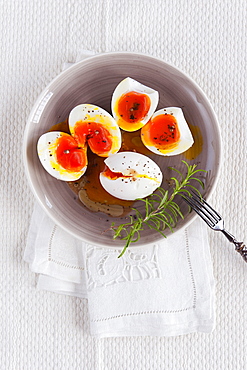 Fresh eggs à la provençale with extra virgin olive oil, vinegar and freshly ground pepper, Port Grimaud, Provence, Francia.