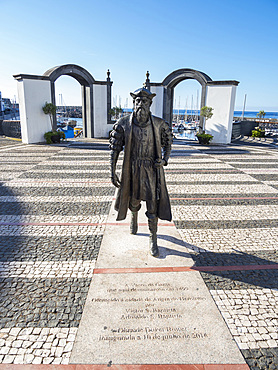 Statue of Vasco da Gama by Duker Bower, Patio da Alfandega near the harbour. Capital Angra do Heroismo, the historic center is part of UNESCO world heritage. Island Ilhas Terceira, part of the Azores (Ilhas dos Acores) in the atlantic ocean, an autonomous region of Portugal. Europe, Azores, Portugal.