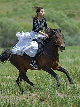 Kyz kuumai, bridegroom chasing the bride, a traditional equestrian sport. Folk Festival commemorating the origin myth the Tien Shan Maral (Tian Shan wapiti), an origin myth of the Kyrgyz tribes. Near Tasch Baschat, Naryn region. Asia, Central Aisa, Kyrgyzstan