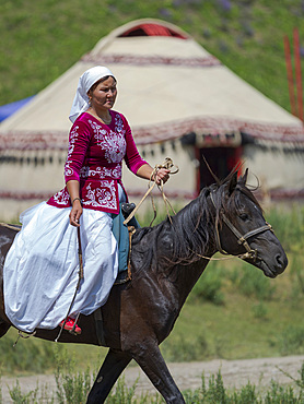 Kyz kuumai, bridegroom chasing the bride, a traditional equestrian sport. Folk Festival commemorating the origin myth the Tien Shan Maral (Tian Shan wapiti), an origin myth of the Kyrgyz tribes. Near Tasch Baschat, Naryn region. Asia, Central Aisa, Kyrgyzstan