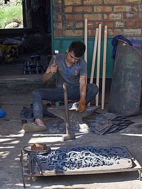 Blacksmiths shops in Jayma Bazaar, one of the greatest traditional markets in central asia. City Osh in the Fergana Valley close to the border to Uzbekistan. Asia, central Asia, Kyrgyzstan