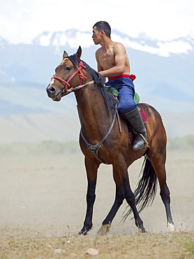 The competitors entering the ring. Er Enish or Oodarysh, wrestling from horseback, a traditional equestrian sport. Folk and Sport festival on the Suusamyr plain commemorating Mr Koshomkul, a sportsman and folk hero of the last century. Asia, central Asia, Kyrgyzstan