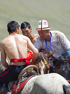 The referee. Er Enish or Oodarysh, wrestling from horseback, a traditional equestrian sport. Folk and Sport festival on the Suusamyr plain commemorating Mr Koshomkul, a sportsman and folk hero of the last century. Asia, central Asia, Kyrgyzstan