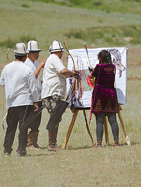 Traditional archery. Folk and Sport festival on the Suusamyr plain commemorating Mr Koshomkul, a sportsman and folk hero of the last century. Asia, central asia, Kyrgyzstan