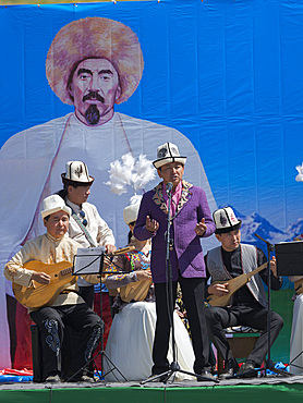 Musician in traditional garment. Folk and Sport festival on the Suusamyr plain commemorating Mr Koshomkul, a sportsman and folk hero of the last century. Asia, central asia, Kyrgyzstan