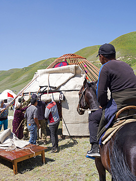 Setting up a traditional Yurt. Folk and Sport festival on the Suusamyr plain commemorating Mr Koshomkul, a sportsman and folk hero of the last century. Asia, central asia, Kyrgyzstan