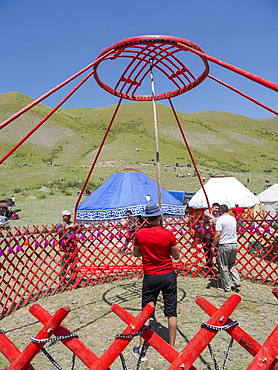 Setting up a traditional Yurt. Folk and Sport festival on the Suusamyr plain commemorating Mr Koshomkul, a sportsman and folk hero of the last century. Asia, central asia, Kyrgyzstan