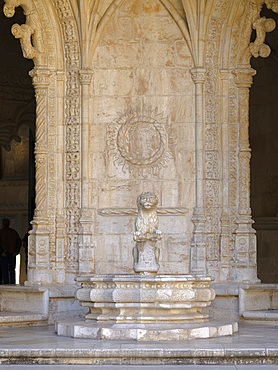 The two storied cloister, fountain. Mosteiro dos Jeronimos (Jeronimos Monastery, Hieronymites Monastery) in Belem, listed as UNESCO world heritage. Lisbon (Lisboa), the capital of Portugal Europe, Southern Europe, Portugal