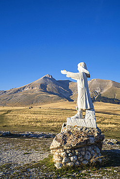 Gran Sasso National Park, View from Campo Imperatore, Fonte Vetica, Monument to the Shepherd, Castel del Monte, LíAquila, Abruzzo, Italy, Europe