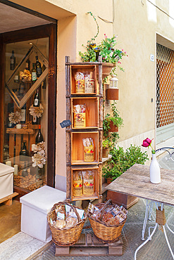 Via Dante Alighieri street, UNESCO World Heritage Site, Val díOrcia, Shop of typical products, San Quirico díOrcia, Tuscany, Italy, Europe