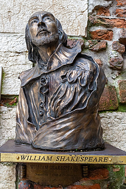 William Shakespeare bronze bust and headstone with phrases from the novel Romeo and Juliet, World Heritage Site UNESCO, Verona, Veneto, Italy, Europe