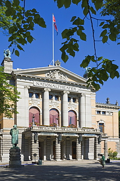 The National Theatre and Henryk Ibsens sculpture, Oslo, Norway, Scandinavia, Europe