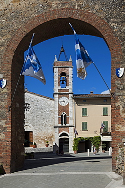 Arched entrance to piazza with Church of San Francesca, San Quirico, Val d'Orcia, Tuscany, Italy, Europe