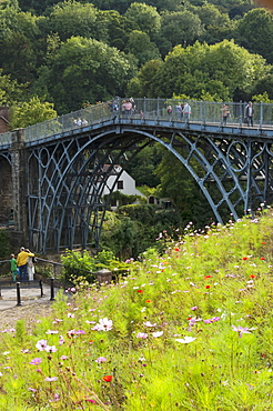 Ironbridge spanning 30m across the River Severn at Ironbridge, designed byThomas Pritchard and built by Abraham Derby, opened in 1789, UNESCO World Heritage Site, Shropshire, England, United Kingdom, Europe