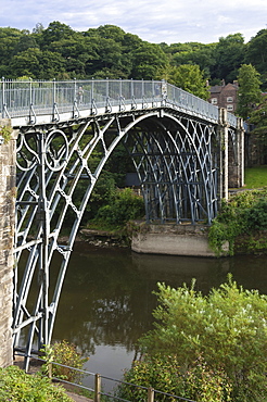 Ironbridge spanning 30m across the River Severn at Ironbridge, designed byThomas Pritchard and built by Abraham Derby, opened in 1789, UNESCO World Heritage Site, Shropshire, England, United Kingdom, Europe