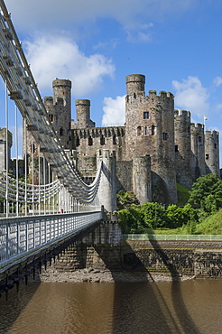 Suspension Bridge, built by Thomas Telford and opened in 1826, and Conwy Castle, UNESCO World Heritage Site, Conwy (Conway), Conway County Borough, North Wales, United Kingdom, Europe