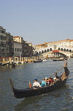 Gondolas on the Grand Canal at the Rialto Bridge, Venice, UNESCO World Heritage Site, Veneto, Italy, Europe