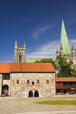 The Cathedral Precinct, Archbishops Palace and Museum, Cathedral beyond, Trondheim, Norway, Scandinavia, Europe