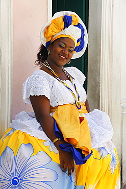 Bahian woman in traditional dress at the Pelourinho district, Salvador (Salvador de Bahia), Bahia, Brazil, South America 