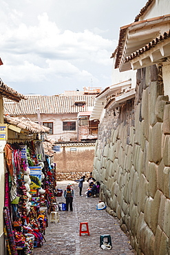 Shops along the the Inca wall at Hathunrumiyoq Street, las piedras del los 12 angulos (Stone of 12 Angles), Cuzco, UNESCO World Heritage Site, Peru, South America 