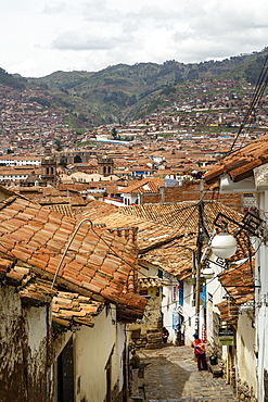 Street scene in San Blas neighbourhood with a view over the rooftops of Cuzco, UNESCO World Heritage Site, Peru, South America 