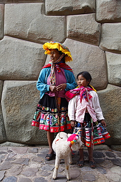 Portrait of Quechua mother and daughter, Cuzco, Peru, South America