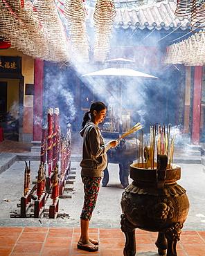 Ong Bon Pagoda in Cholon (Chinatown), Ho Chi Minh City (Saigon), Vietnam, Indochina, Southeast Asia, Asia