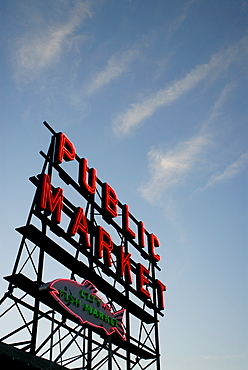 Seattle's Pike Place Market, a place to buy fresh meat, fish, vegetables and crafts since 1907, Seattle, Washington state, United States of America, North America