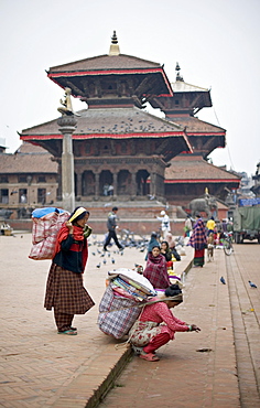 Women loading up, using dokos to carry loads, in Durbar Square, Patan, Kathmandu Valley, Nepal, Asia