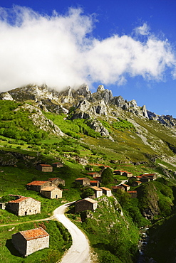 Old farmhouses near Sotres, Picos de Europa, Parque Nacional de los Picos de Europa, Asturias, Cantabria, Spain, Europe