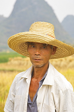 Portrait of Chinese rice farmer, Yulong River valley, Yangshuo, Guangxi Province, China, Asia