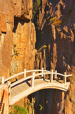 Footbridge, White Cloud scenic area, Huang Shan (Yellow Mountain), UNESCO World Heritage Site, Anhui Province, China, Asia