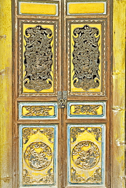 Door, Gedan Song Zanling Temple, Shangri-La (Zhongdian), Yunnan Province, China, Asia