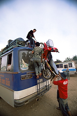 Loading the bus, Luang Nam Tha, Laos, Indochina, Southeast Asia, Asia