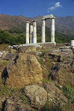 Remaining Doric columns, Samothrace, Ionian Islands, Greece, Europe