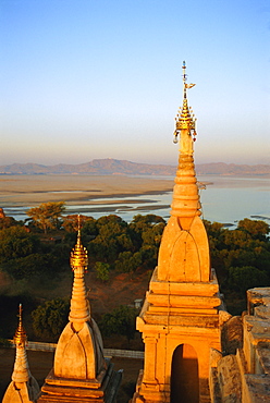 Lawkahtipan Pagoda and the Irrawaddy River, Bagan (Pagan), Myanmar (Burma)