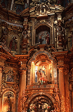 Monastery of San Francisco built in 1534 to 1600 the main altar, a spectacular example of Baroque carving, Quito, Ecuador