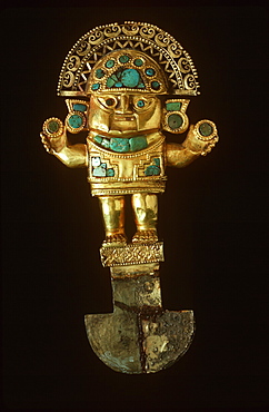 Precolumbian Gold Chimu Culture, 1000-1400AD TUMI ceremonial knife depicting legendary chief Naym Lap, gold and turquoise in Museo del Oro, Lima, Peru