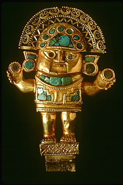 Precolumbian Gold Chimu Culture, 1000-1400AD TUMI ceremonial knife depicting legendary chief Naym Lap, gold and turquoise in Museo del Oro, Lima, Peru