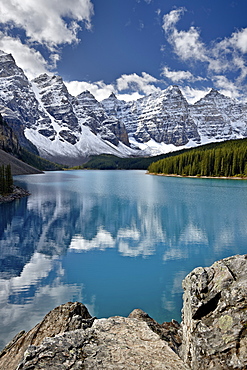 Moraine Lake in the fall with fresh snow, Banff National Park, UNESCO World Heritage Site, Alberta, Rocky Mountains, Canada, North America