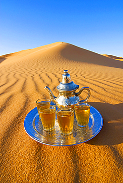 Tea in the desert, Erg Awbari, Sahara desert, Fezzan, Libya, North Africa, Africa