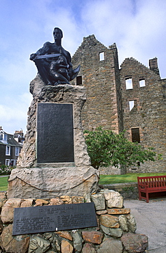 MacLellan's Castle and World War I monument, Kirkcudbright, Dumfries and Galloway, Scotland, United Kingdom, Europe