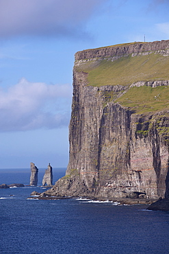 Risin and Kellingin sea stacks, under 350 m high cliffs, near Eidi, Esturoy, Faroe Islands (Faroes), Denmark, Europe