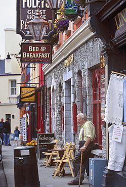 Old man in a street of Kenmare, Kenmare, County Kerry, Munster, Republic of Ireland, Europe