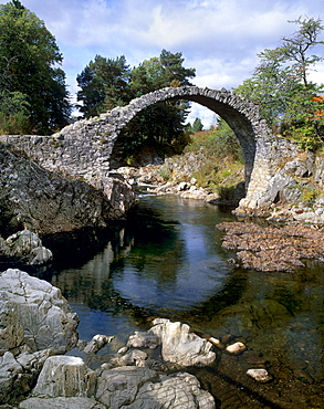 Old Packhorse Bridge, over River Dulnain, built in 1707, Carrbridge, near Aviemore, Cairngorms National Park, Highland region, Scotland, United Kingdom, Europe