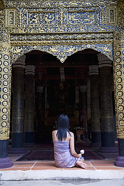 Thai woman praying in Buddhist temple, Chiang Mai, Thailand, Southeast Asia, Asia