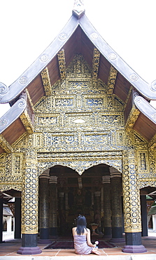 Thai woman praying in Buddhist temple, Chiang Mai, Thailand, Southeast Asia, Asia