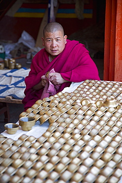 Buddhist monk in monastery, on the route between Zhongdian and Deqin, on the Tibetan border, Shangri-La region, Yunnan Province, China, Asia